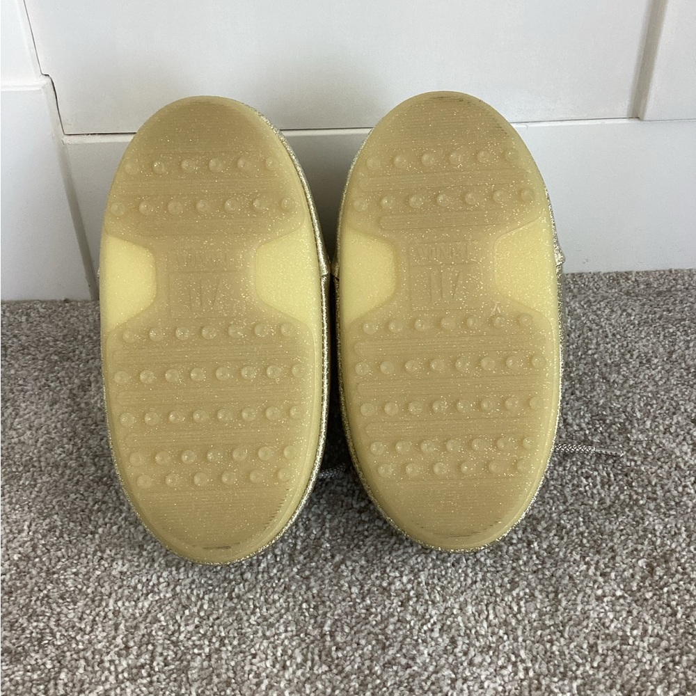 Moon Boot Low Icon Glitter Snow Boot Gold Moon Boots
Glitter Gold Boots Short - Picture 10 of 12